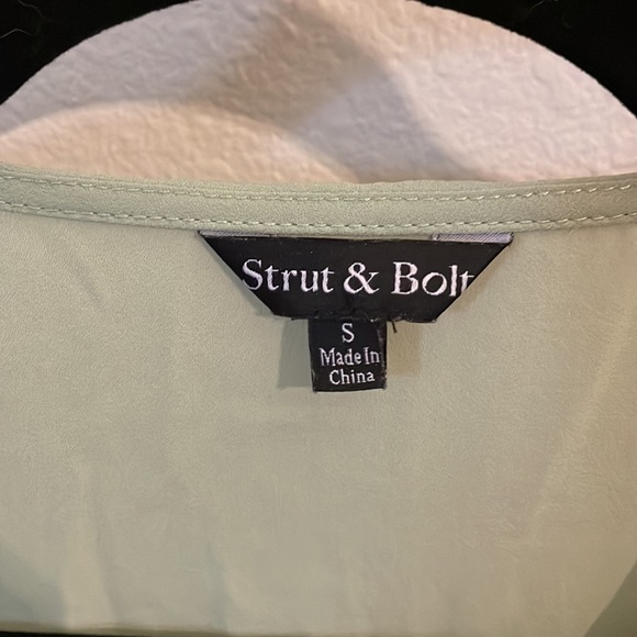 Lovely mint faux-wrap blouse with knot detail and flowy bottom - Picture 2 of 5